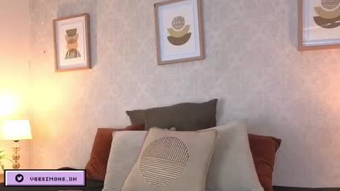 Vee Simons online show from March 17, 8:03 pm