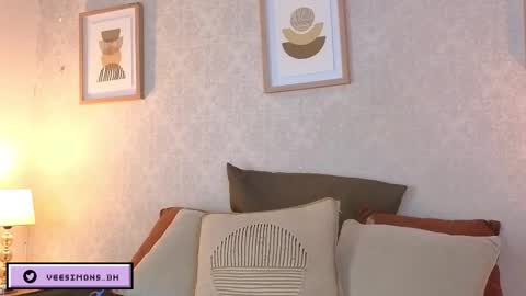 Vee Simons online show from March 18, 8:26 pm