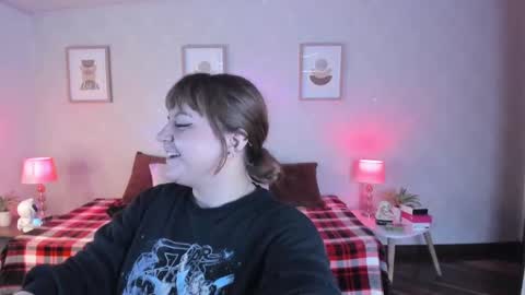 Vee Simons online show from October 3, 9:45 pm