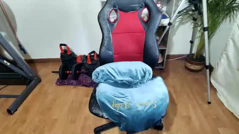Snapshot of vellarossa chatting on March 11, 2:42 am Im VelaI will be Christmas and New Year with my family December 22 to January 13 I will miss you guys. online show from March 11, 2:42 am