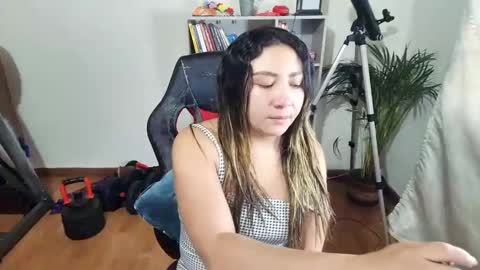 Snapshot of vellarossa chatting on February 13, 10:00 pm Im VelaI will be Christmas and New Year with my family December 22 to January 13 I will miss you guys. online show from February 13, 10:00 pm