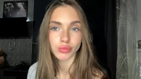 Nia online show from April 20, 6:11 pm