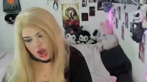 Snapshot of venussz_gothic chatting on September 23, 8:26 pm Venuss online show from September 23, 8:26 pm