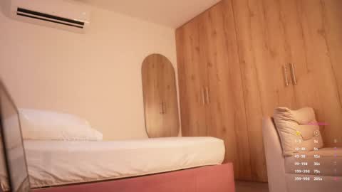 Veronica online show from April 13, 2:21 pm