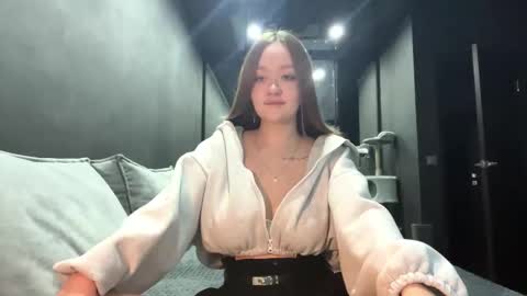 Esta online show from December 1, 4:38 pm