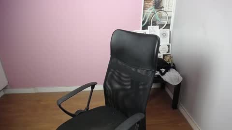 Snapshot of viktoria_lovely chatting on December 17, 9:28 am viktoria_lovely online show from December 17, 9:28 am