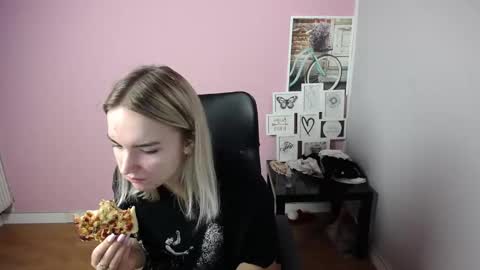 Snapshot of viktoria_lovely chatting on September 10, 6:58 am viktoria_lovely online show from September 10, 6:58 am