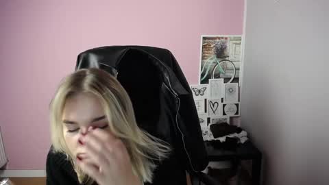 Snapshot of viktoria_lovely chatting on October 15, 8:59 am viktoria_lovely online show from October 15, 8:59 am