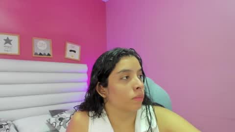 violet_sinclair online show from May 28, 11:19 am