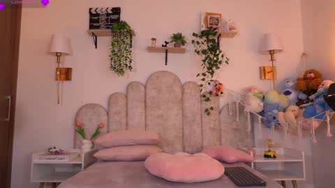 violeth___ online show from March 17, 1:05 pm