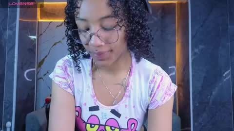 violeth_b online show from May 25, 12:44 pm