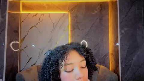 violeth_b online show from December 22, 1:51 pm