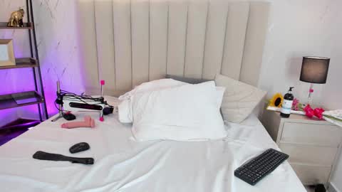 violettarousee online show from March 8, 12:00 am