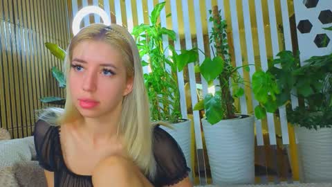 Snapshot of violetttttacb chatting on October 16, 9:46 pm Violetta online show from October 16, 9:46 pm