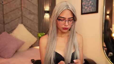 viollettebylyly online show from September 19, 12:20 pm