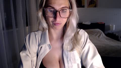 Snapshot of vivica_coke chatting on December 17, 5:15 pm VI online show from December 17, 5:15 pm
