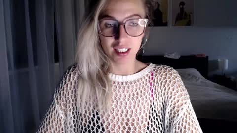 Snapshot of vivica_coke chatting on December 16, 4:16 pm VI online show from December 16, 4:16 pm