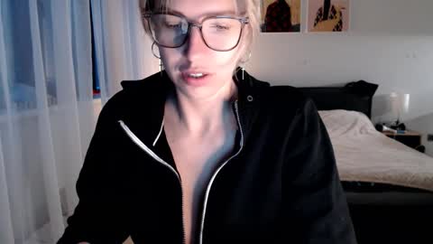 Snapshot of vivica_coke chatting on February 17, 5:04 am VI online show from February 17, 5:04 am