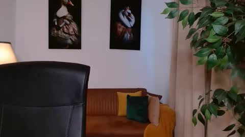 Vivienne online show from April 3, 4:03 pm