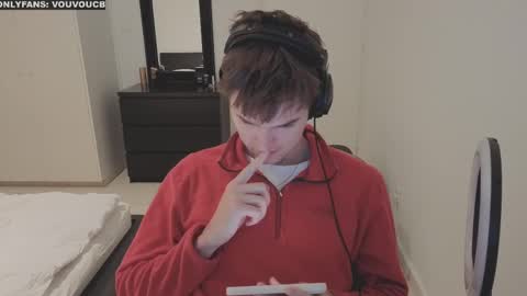 Snapshot of vouvoucouple chatting on March 9, 8:21 pm Tim online show from March 9, 8:21 pm