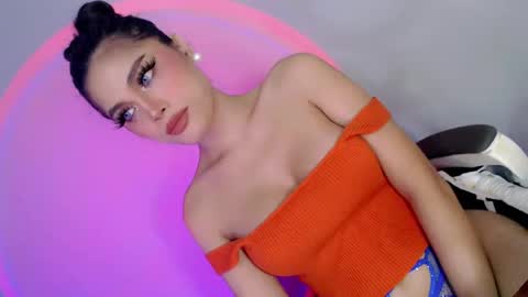 Snapshot of what_the_fuckxx chatting on March 6, 6:26 pm kiara online show from March 6, 6:26 pm