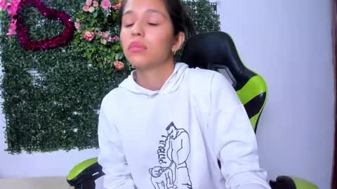 whitney_hill_ online show from March 1, 8:32 pm