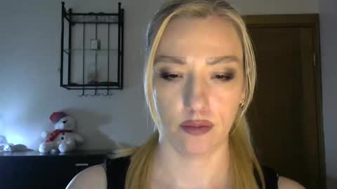 Snapshot of wild_silk_desire chatting on February 18, 2:38 pm Alina online show from February 18, 2:38 pm