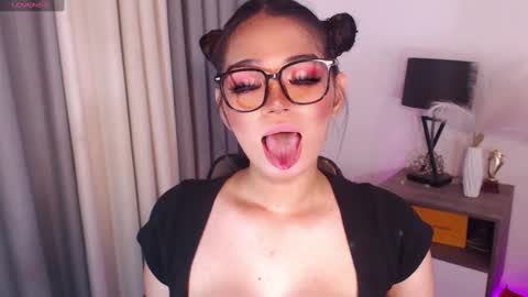 Ms Lucy online show from December 6, 2:33 pm