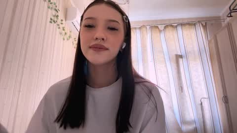 Mia online show from April 6, 11:44 am