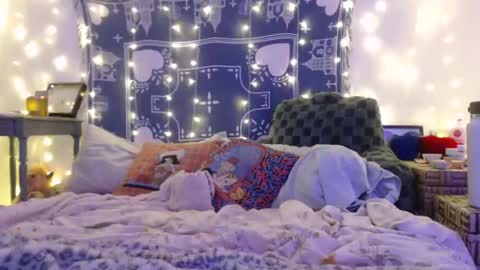 Eevie online show from January 3, 4:33 am