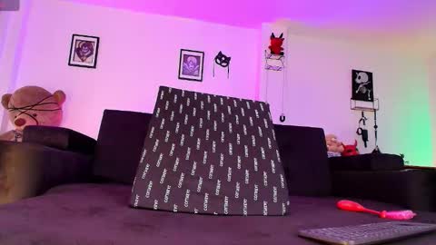 Dakota Tovar online show from October 25, 2:50 pm