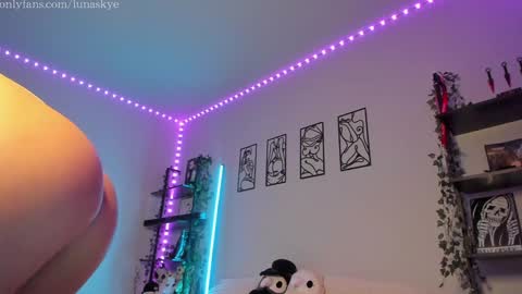   online show from January 6, 9:02 am