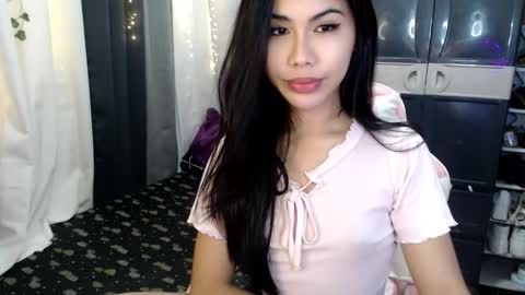 Snapshot of xseductive_airax chatting on October 27, 5:24 pm aira online show from October 27, 5:24 pm