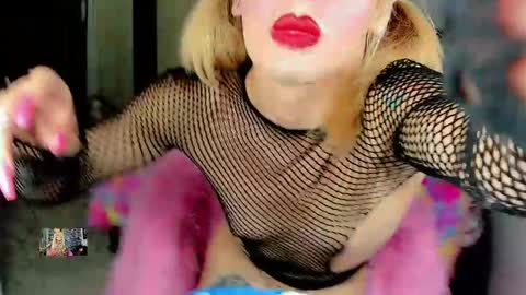 Snapshot of xthesexyboyx chatting on January 5, 11:12 pm Femboy Exotic online show from January 5, 11:12 pm