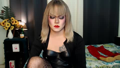 Snapshot of xyournightmarequeenx chatting on January 24, 6:35 am QueenMarina online show from January 24, 6:35 am