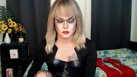 Snapshot of xyournightmarequeenx chatting on January 29, 12:13 pm QueenMarina online show from January 29, 12:13 pm