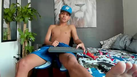 Snapshot of y0ung_master_ chatting on December 5, 8:38 pm Sr. Y0ung Master online show from December 5, 8:38 pm