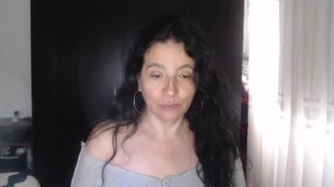 Snapshot of yasmin_love85 chatting on December 17, 6:42 pm yasmin_love85 online show from December 17, 6:42 pm