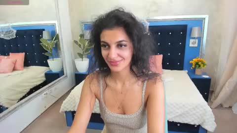 yasmine online show from December 4, 8:25 am