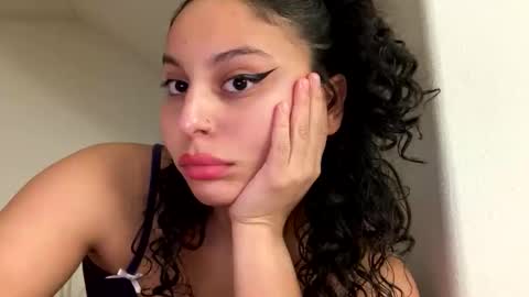 yazzydeleon online show from November 24, 8:13 am