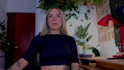 yeriawaddell  online show from November 24, 1:04 am