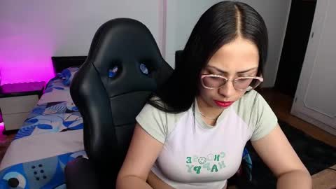 yesie_hot2 online show from March 31, 1:50 am