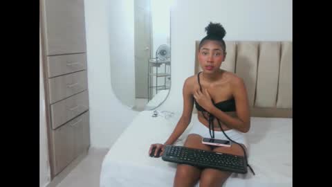 yizz_laan online show from February 20, 10:56 pm