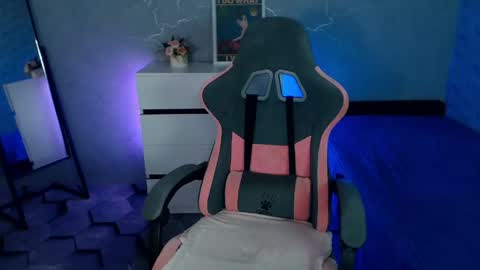 Yolandi-Foun online show from April 24, 6:48 am