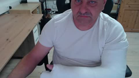 Snapshot of yoschi1976 chatting on October 26, 8:37 am yoschi1976 online show from October 26, 8:37 am