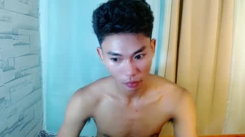 Snapshot of yourdreamboyx chatting on February 13, 9:28 pm Rence online show from February 13, 9:28 pm