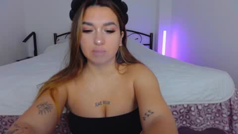 Snapshot of youremily_xx chatting on October 20, 6:51 am Emily  online show from October 20, 6:51 am