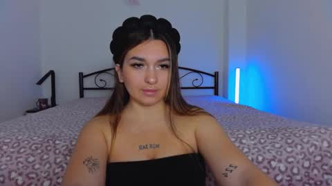 Snapshot of youremily_xx chatting on October 21, 7:24 am Emily  online show from October 21, 7:24 am