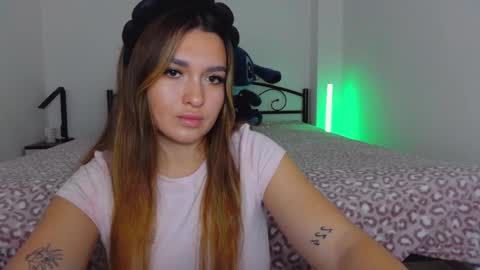 Snapshot of youremily_xx chatting on October 22, 7:33 am Emily  online show from October 22, 7:33 am