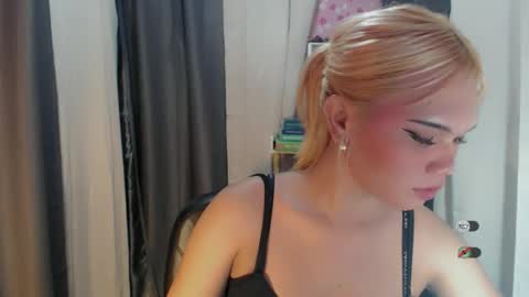 KYLIE MORE online show from May 22, 1:18 pm